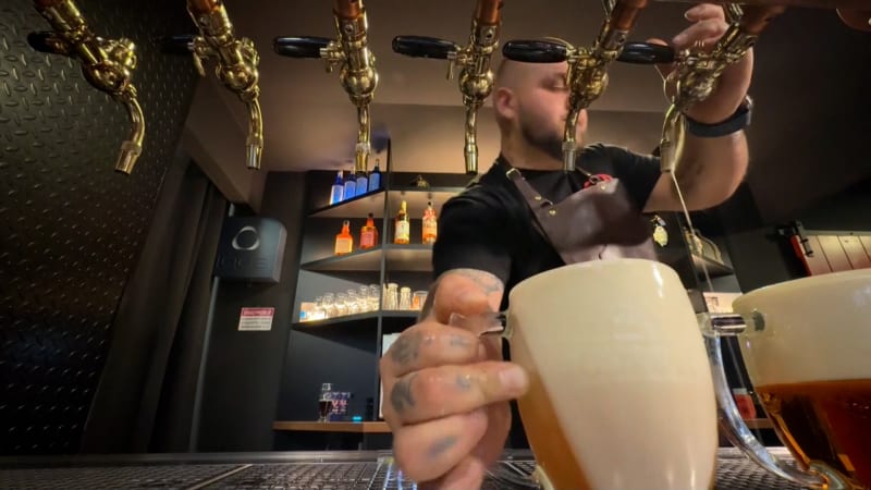 Výčepní roku je z Ostravy: Pomohli jsme mu s tréninkem, smějí se štamgasti