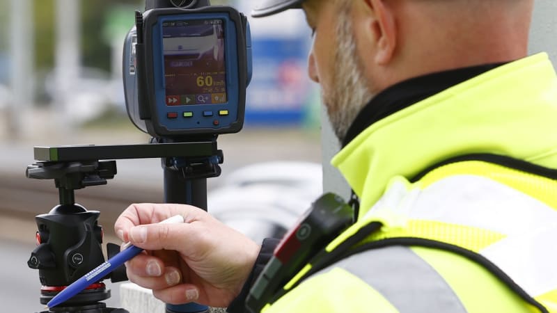 Pokuta za dobíhání autobusu na Slovensku? Omezení rychlosti na chodnících se týká i pěších