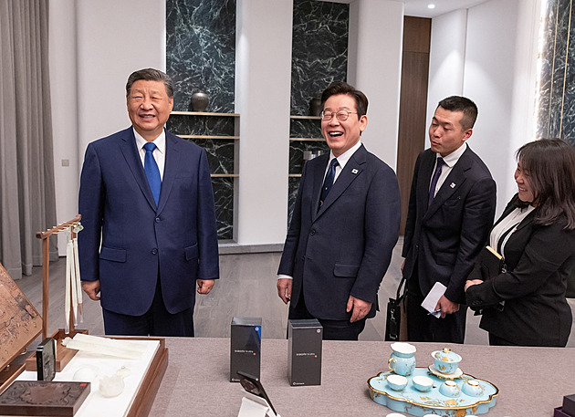 „Zkontrolujte zadní vrátka.“ Nezvykle uvolněný Si vtipkoval o špionáži v mobilu