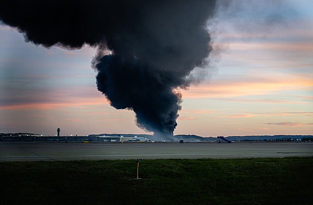 V americkém Louisville se zřítil a explodoval nákladní letoun, zemřelo sedm lidí