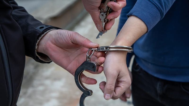 Brutální vražda bez motivu skončila policejní honičkou. Na stopu přivedla detektivy oprava okna