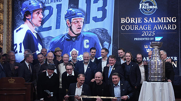 NHL na slavnostní akci ve Stockholmu ocenila torontskou legendu Sundina