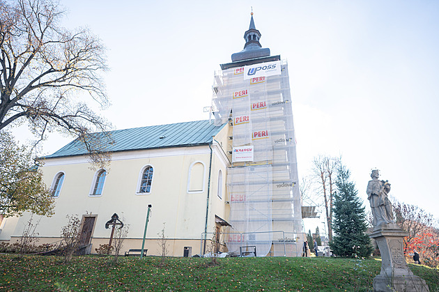 Věž vizovického kostela má problémy se statikou, zpevní ji ocelová lana