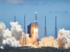 Čína řeší první velkou krizi na orbitě a vysílá nouzovou loď pro astronauty