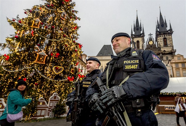 Policie během adventu posiluje dohled. Do ulic nasadí hlídky s dlouhými zbraněmi