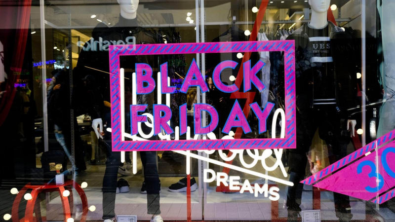 Slevy, úmrtí a zranění. Černý pátek dokáže nakupující přivést k extrémnímu chování