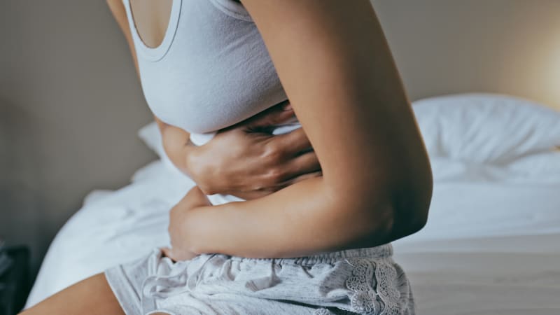 Pouhá bolest břicha? Může jít o příznak vzácné, přitom život ohrožující nemoci, varují lékaři