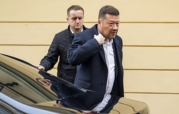 Okamura letí na Slovensko. Sejde se s Ficem, bere s sebou i Turka s Macinkou