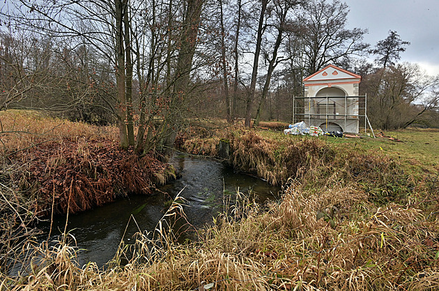 Dvě zastavení na křížové cestě se dočkala obnovy, některé kapličky už nestojí