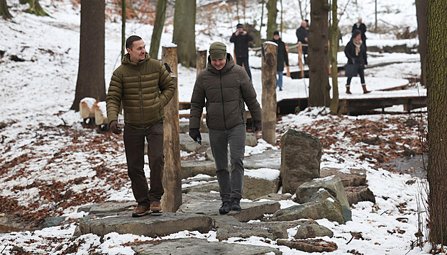 V Bělském lese je nová stezka, lidé projdou potokem suchou nohou