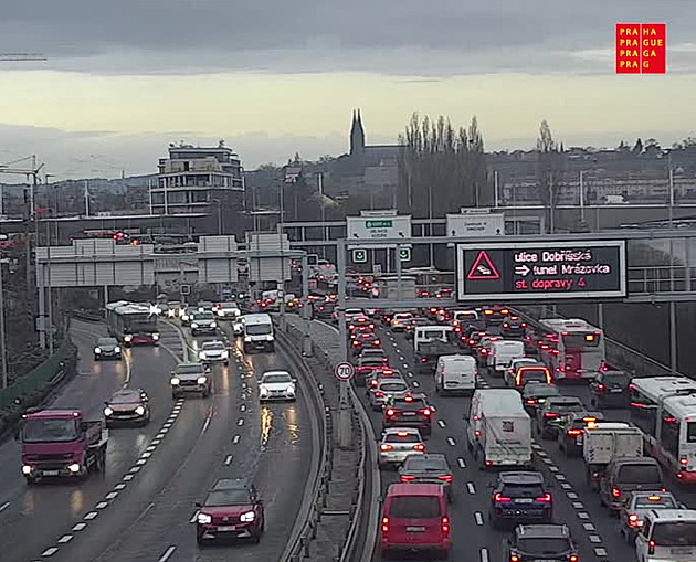Kolony kolem Barrandovského mostu, i MHD nabírá až desítky minut zpoždění