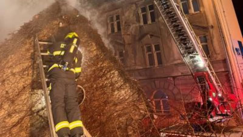 Požár domu v Mladé Boleslavi: Zasahovalo devět jednotek hasičů, přes 30 lidí evakuovali 