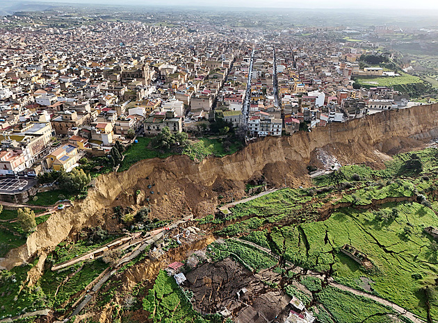 Sesuv půdy polyká sicilské město, domy a auta se řítily do obrovské trhliny