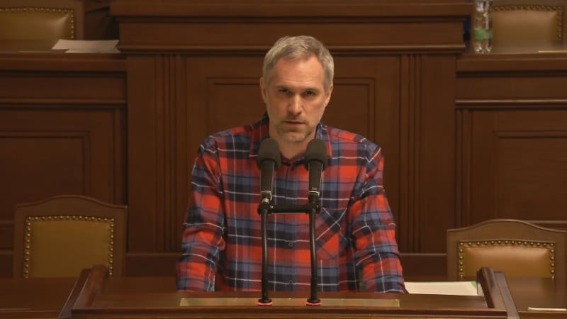 Piráti ve Sněmovně nasadili kostým Pavla. Pubertální fracek si dupe nožičkou, kritizoval Hřib