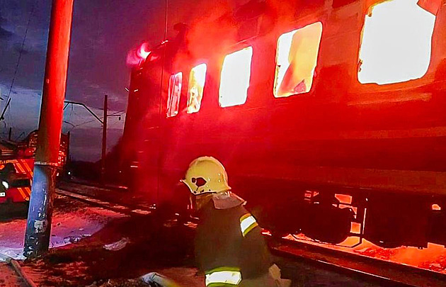 Rusové zasáhli v Charkovské oblasti vlak, pět mrtvých. Terorismus, zuří Zelenskyj