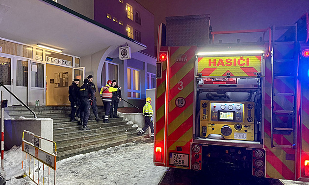 Na Břevnovských kolejích hořelo, hasiči evakuovali skoro 140 lidí