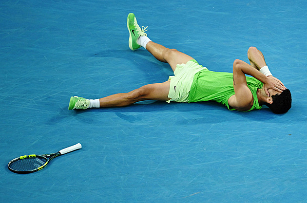 Heroický výkon Alcaraze! Trápily ho křeče, ztratil vedení 2:0. Přesto je ve finále