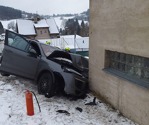 Řidič porsche se vyhýbal protijedoucímu autu, při manévru narazil do garáže