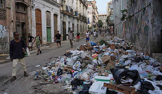 „Hnusný bordel s červy.“ Havana se topí v odpadcích, popeláři už nemají naftu