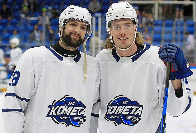 Hokejová chytrost. Asi je vidět, kdo je střelec, bavil se Král po pasu Zábranského