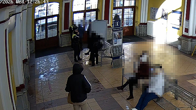 Hlídka řešila zmatenou ženu, vedle seděla hledaná dívka. Sama se prozradila