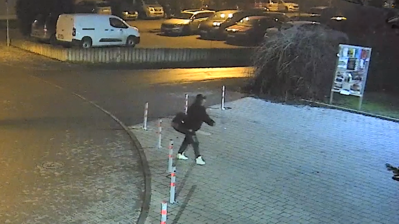 VIDEO: Muž po úderu půllitrem před pražskou hospodou skončil v nemocnici. Policie hledá svědka