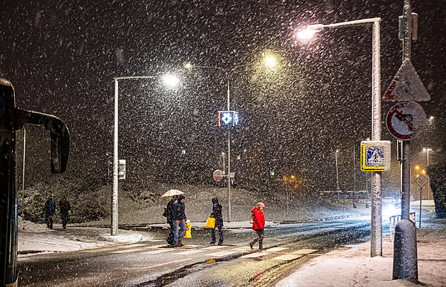 Spor o veřejné osvětlení. Je bezpečnější bílé světlo než oranžové? Důkaz neexistuje