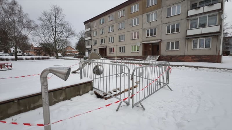 Obří jáma na dětském hřišti vyděsila obyvatele Vintířova. To jsem ještě nezažila, líčí místní