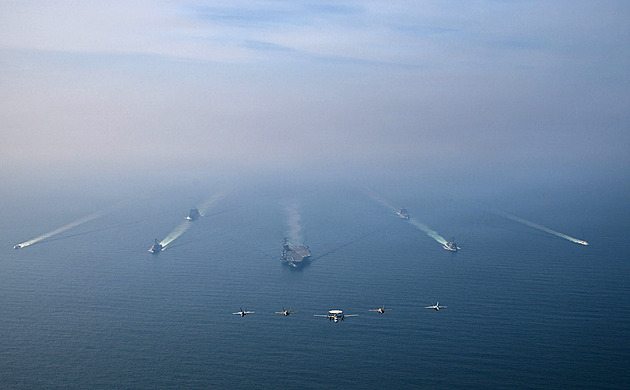 Až 800 úderů za den. USA shromažďují u Íránu drtivou sílu, boje mohou trvat týdny