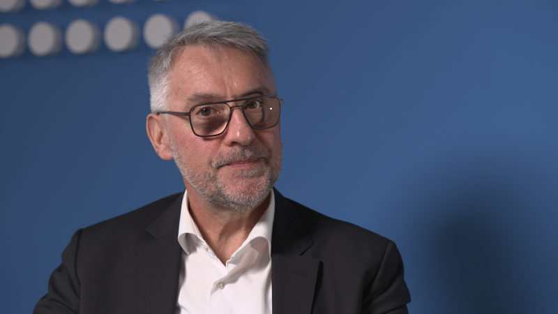 Metnar chce přísněji trestat „prohřešky cizinců“. Policistům plánuje přidat na nejméně 50 tisíc