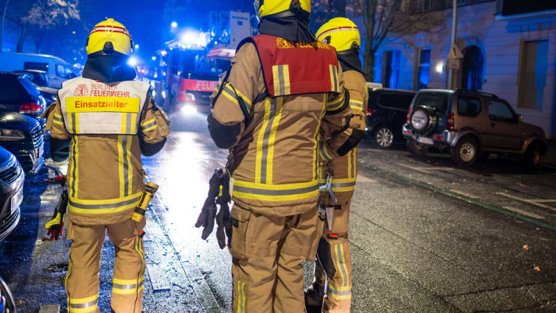 Drama u Říšského sněmu v Berlíně. Zasahují tam desítky hasičů, zřejmě unikla nebezpečná látka