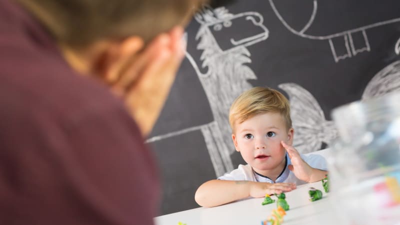 Šlapala po batolatech a bila je. Týrání na Floridě zachytily kamery, vychovatelka je v poutech