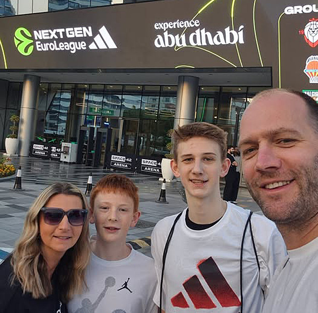 Basketbalové talenty uvízly v Abú Dhabí. Máme se schovat do krytu, mrazí Houšku