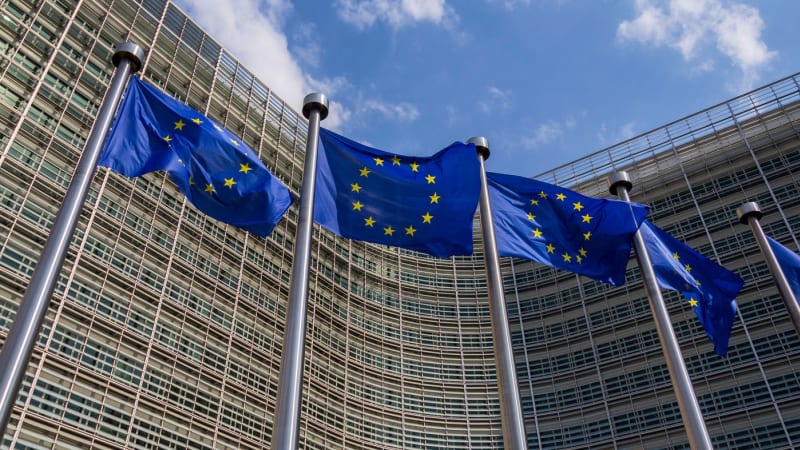 Koaliční „bič na úředníky“ pod drobnohledem EU. Ruší všechny pojistky, bojí se Piráti