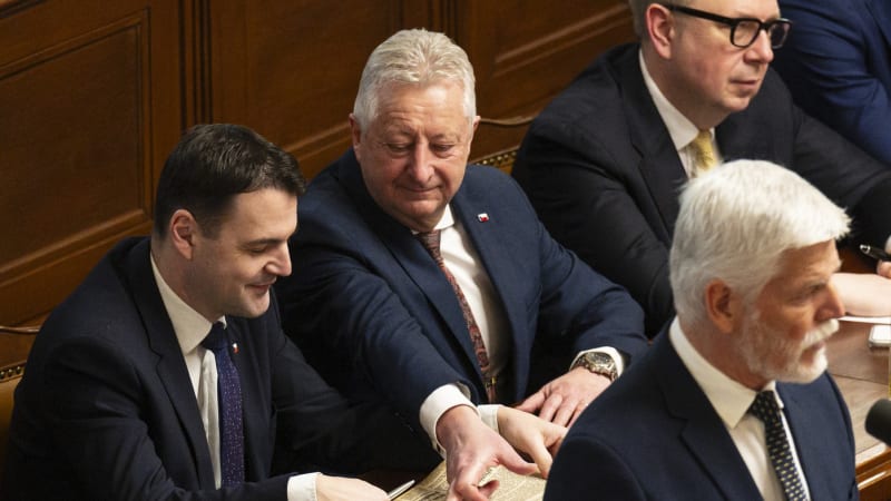 Žert s Rudým právem? Opozice se zastala Pavla. Macinkovi připomněla minulost Babiše i Zůny