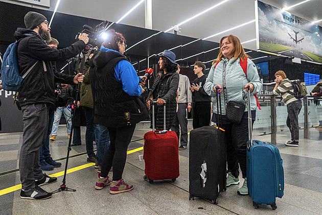 Na pražské letiště dorazil let s turisty z Dubaje, přistál i v Egyptě