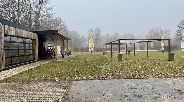 Napětí kvůli hluku z areálu. Obec sbírá podpisy proti muži, který nemůže spát