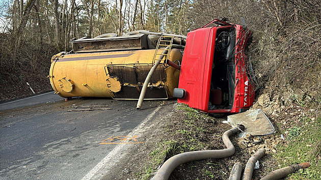 Cisterna narazila do skály a převrátila se, silnice na Kutnohorsku je zavřená