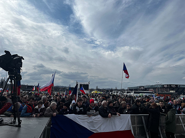 Na Letnou přicházejí první účastníci. Milion chvilek čeká až 400 tisíc lidí