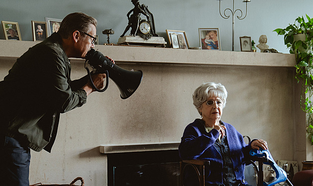 RECENZE: Jejich starosti na moji hlavu, říká si divák Pádu domu Kollerů. Tedy Kocábů