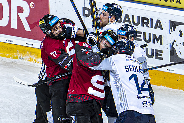 Plzeň v Holešovicích udolala Spartu. Pardubice získaly proti Kometě mečbol