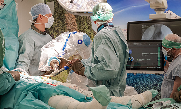 Rychlejší hojení a méně bolesti. S náhradou kyčelního kloubu nově pomáhá robot