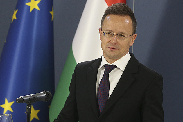 S Lavrovem o dění na summitech EU pravidelně mluvím, přiznal Szijjártó