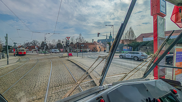 U Hradu se mění problematická zastávka i místo, kde se tramvaje a auta těsně míjely