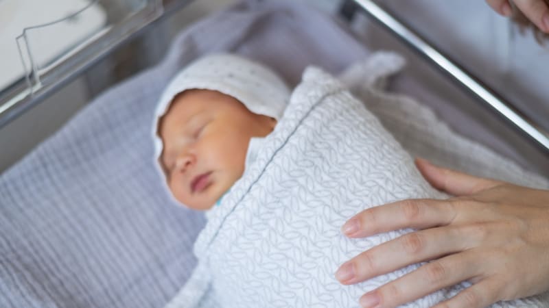 Překotný porod na Brněnsku: Valentýnku na svět přivedl tatínek, asistoval jen operátor