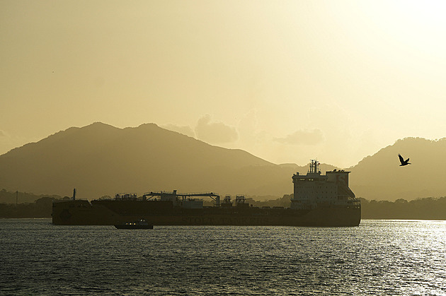 Přetahovaná o tankery. Lodě s americkou naftou pro Evropu náhle změnily kurs