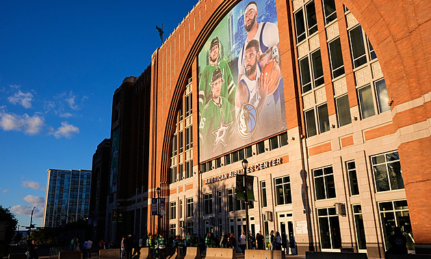 Hajlování v Dallasu. Klub zakázal divákovi vstup po více než čtvrt roce od incidentu