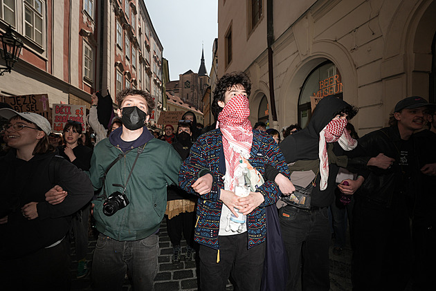 Pochod pro život vyrazil centrem Prahy, odpůrci podporující práva žen blokovali trasu