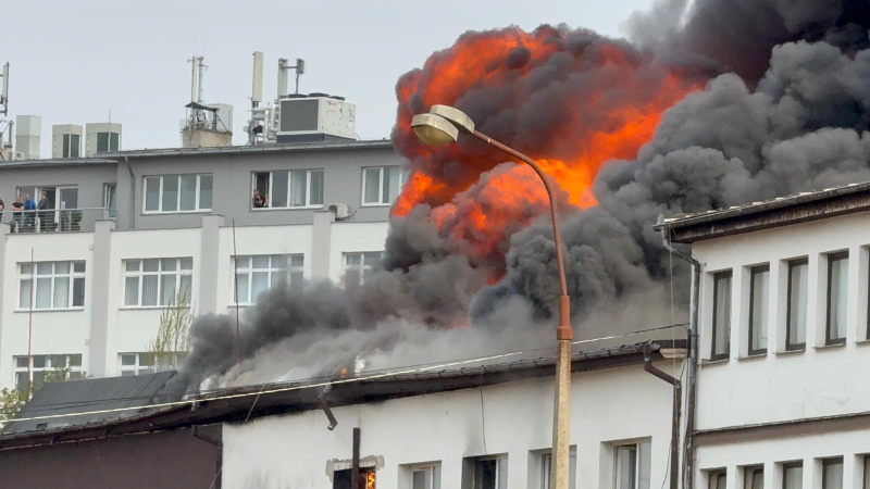 Masivní požár v Praze: Z ubytovny šlehají plameny, ukazují záběry. Hasiči sváží vodu z okolí