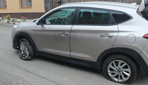 Opilec naboural sloupek i auto, ale chtěl jet dál. Pohotový svědek mu sebral klíčky